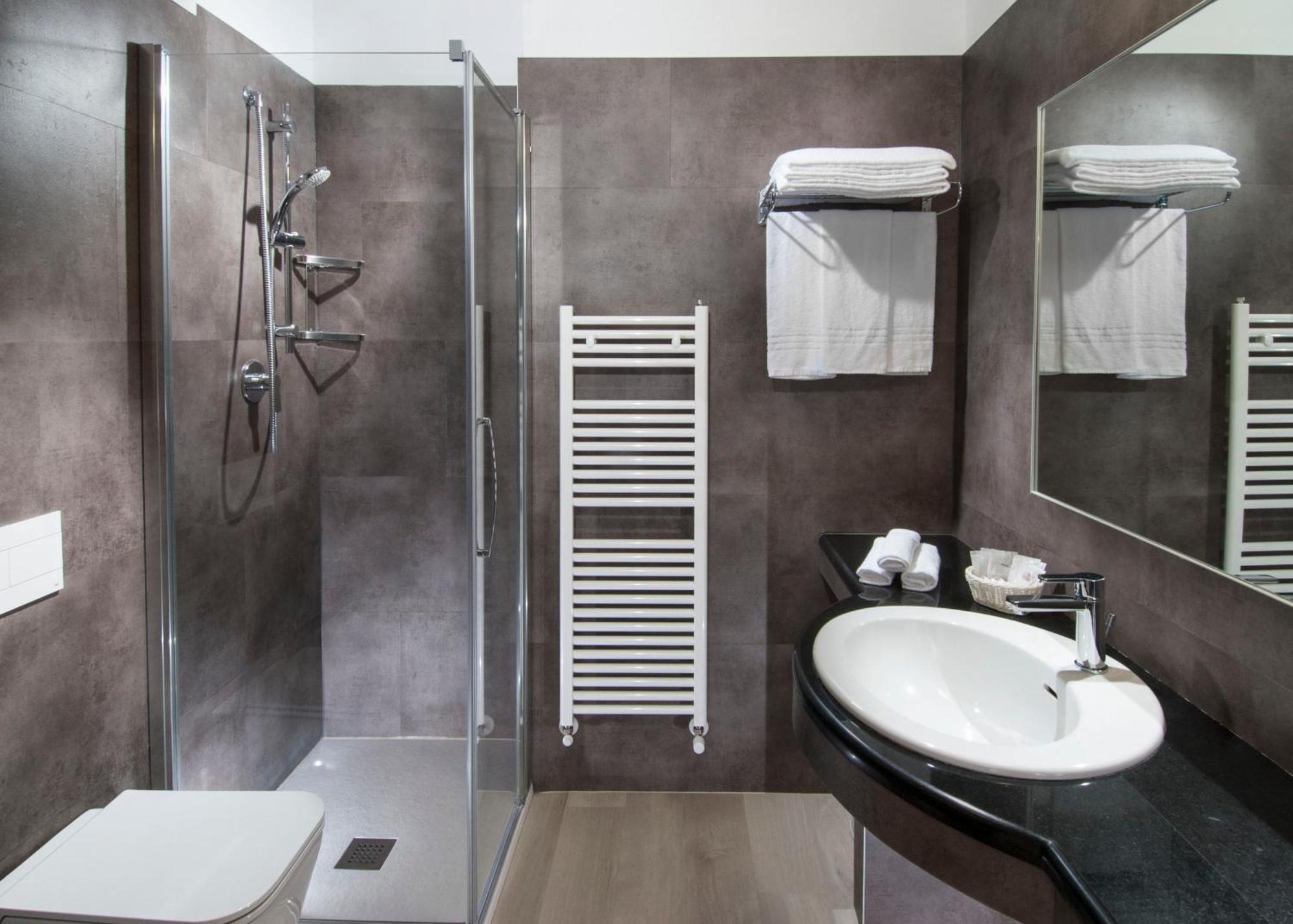 Hotel Prestige กัตตอลิกา ภายนอก รูปภาพ